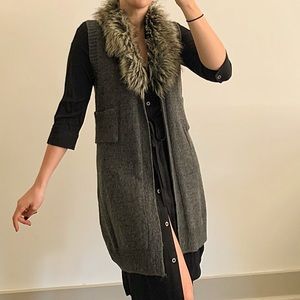 Sleeveless cardigan with fur collar